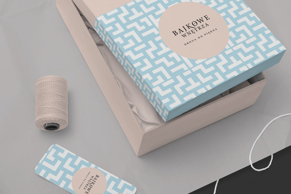 Packaging et décoration motif bleu et design par agence de communication et branding ComCoop